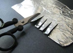 sharpen-your-scissors-with-aluminum-foil